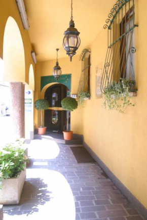 Отель Albergo Della Corona  Бинаско